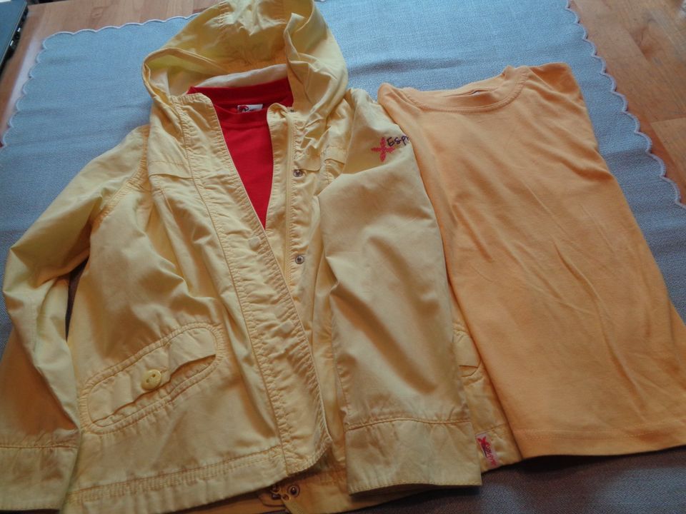 3 tlg. ESPRIT OUTERSHELL JACKE mit KAPUZE und 2 SHIRT GR. 128/134 in Eislingen (Fils)