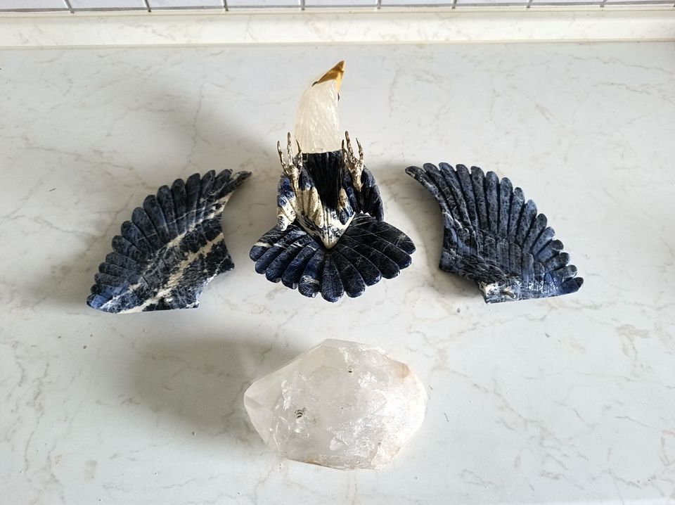 Edelsteinschnitzerei - Adler aus Quarz auf Bergkristall (Einzelst in Essen