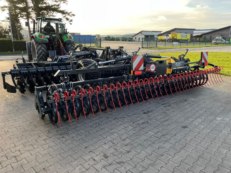 Kurzscheibenegge Stützräder Messerwalze Striegel Scheibenegge 6m mit Fahrwerk Mietpark in Klein Berßen