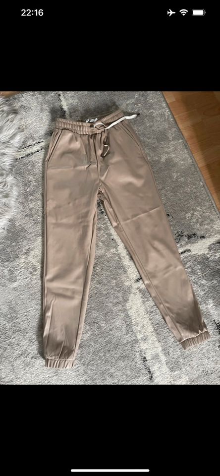 NA-KD Lederhose beige Gr. 34 in München