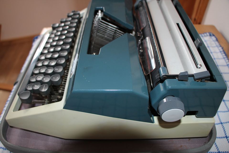 Reiseschreibmaschine Schreibmaschine Erika Modell 30 in Annaberg-Buchholz