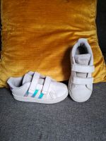Adidas Turnschuhe Gr. 27 Sneaker Klettverschl. weiß holographisch Hessen - Kalbach Vorschau