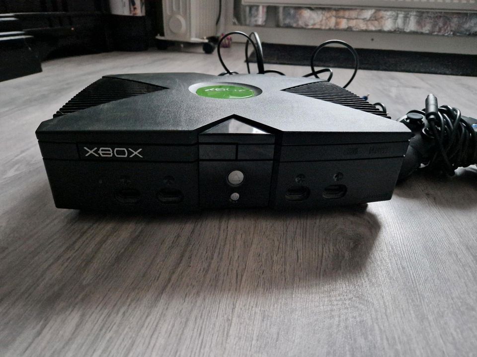 XBOX +4 Spiele + 3 Controller retro Konsole Spielekonsole Bilder in Remscheid