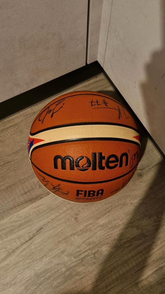 Eurobasketball mit allen Unterschriften des deutschen Teams in Berlin