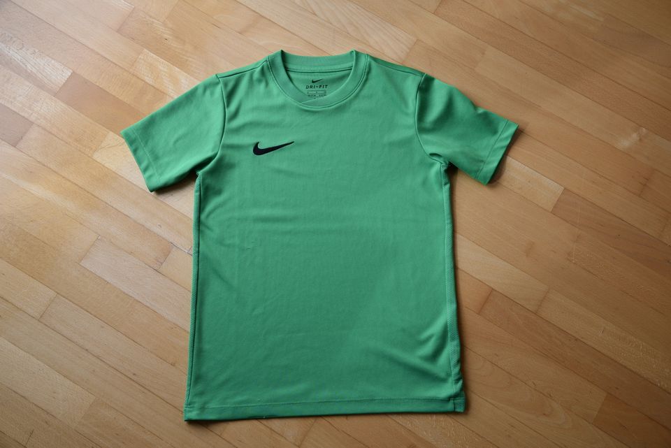 NIKE Sportshirt Gr. 128, Sport Shirt grün, Jungen in Eslohe
