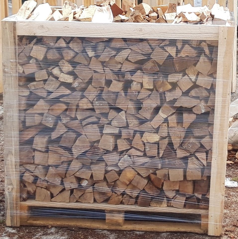 1 RM Brennholz Buche Kaminholz Feuerholz inkl. Palette in Medebach