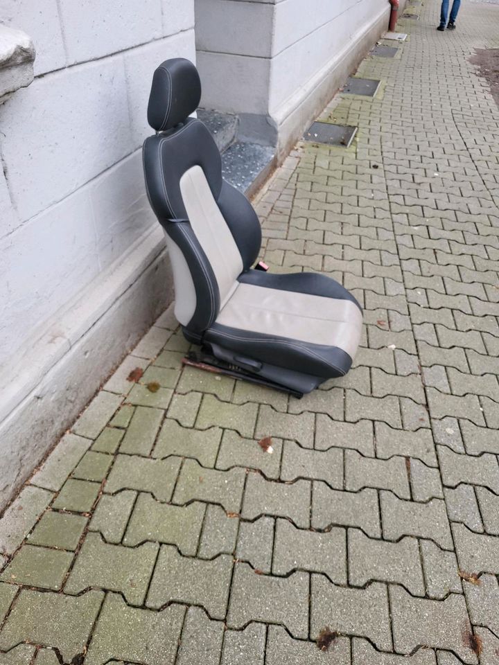 Biete Beifahrersitz mit kleinen Mängeln in Gelsenkirchen