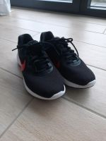 Nike Sportschuhe (Gr.39, nur in Halle getragen) Baden-Württemberg - Urbach Vorschau