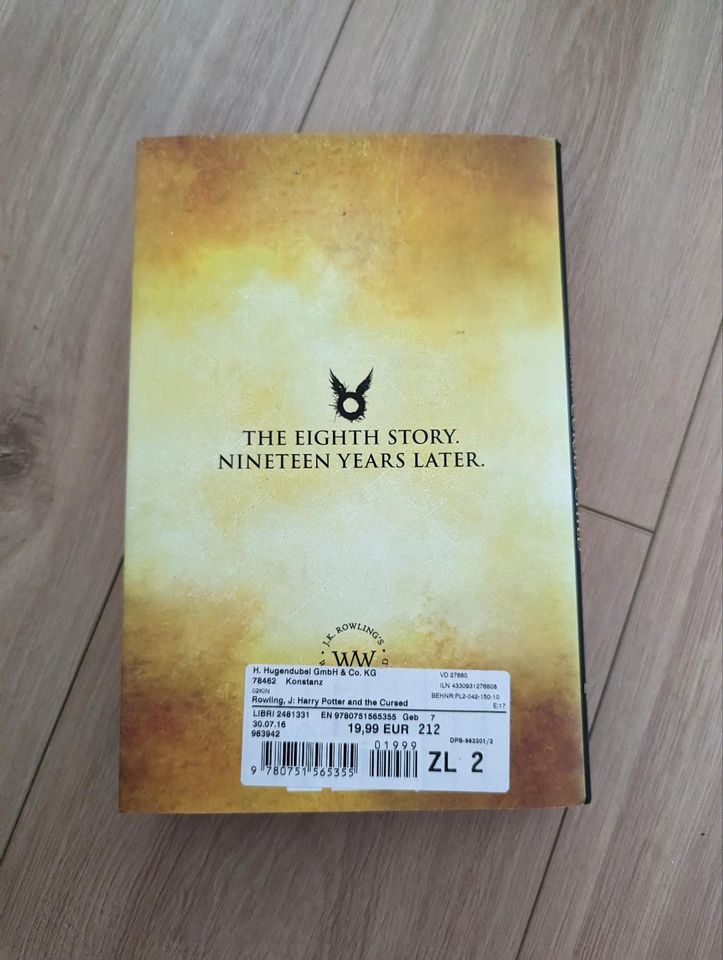 Buch "Harry Potter and the cursed child" in Düsseldorf