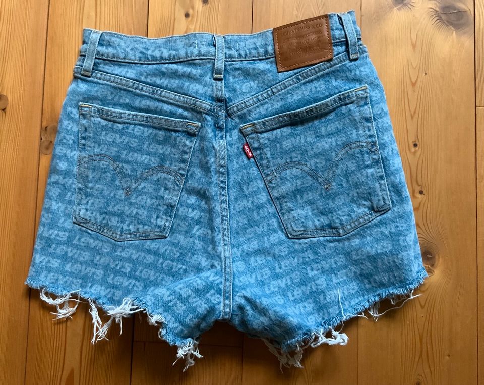Levi’s Shorts / kurze Jeans-Hose in hellblau mit Logo-Print in Halle