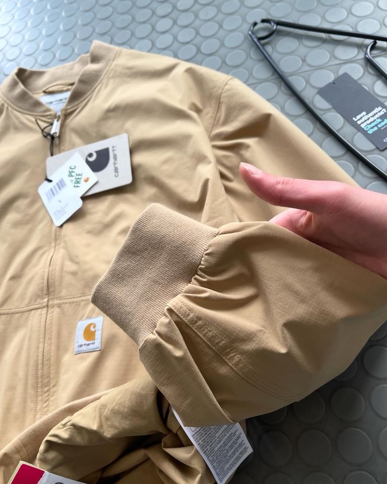 Carhartt active bomber in München