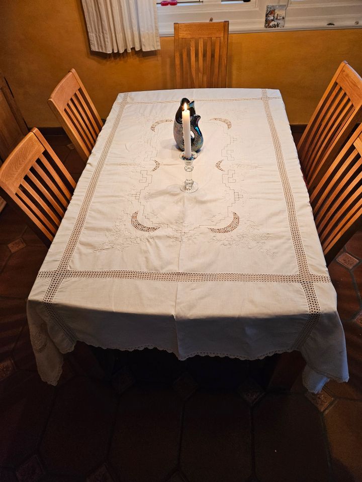 Tischdecke u. 12 passend. Servietten für festlich gedeckten Tisch in Reichshof