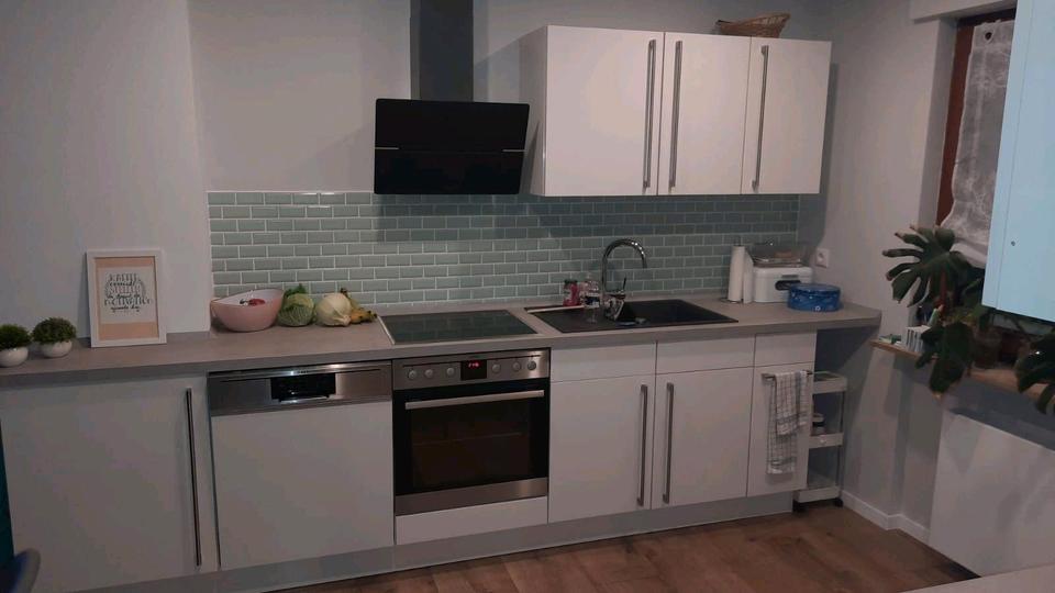 Nobilia Küche / AEG Elektrogeräte / Küchenzeile / Weiß Hochglanz in Köln