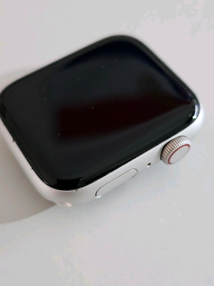 Apple Watch SE 44mm GPS + Cellular in Sennfeld