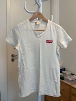 Levi's Damen T-Shirt mit kleinem V-Ausschnitt in Weiß Frankfurt am Main - Ostend Vorschau