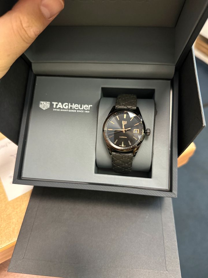 Tag Heuer 2022 Carrera Black pvd black schwarz 36mm lederband in Berlin