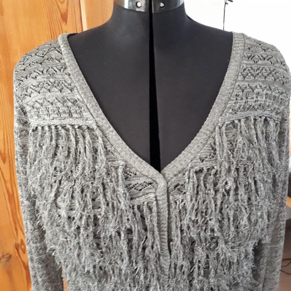 Strickjacke mit Fransen in Silber von Odd Molly, Gr.4, 44/46 in Erlangen