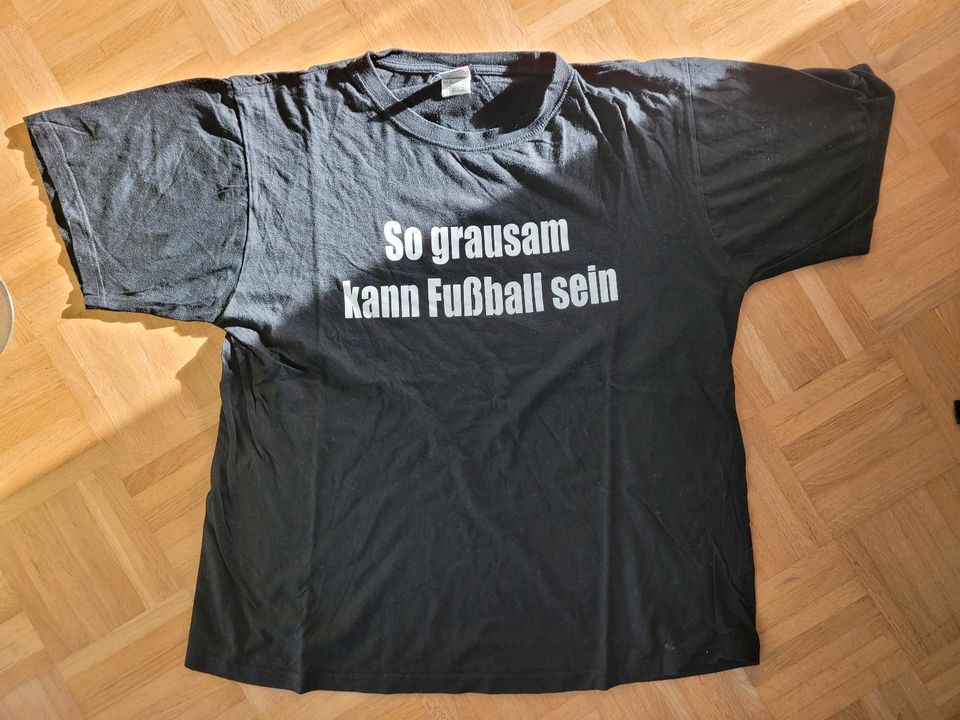 T-Shirt 11 Freunde - So grausam kann Fußball sein - XL - Schwarz in Kassel