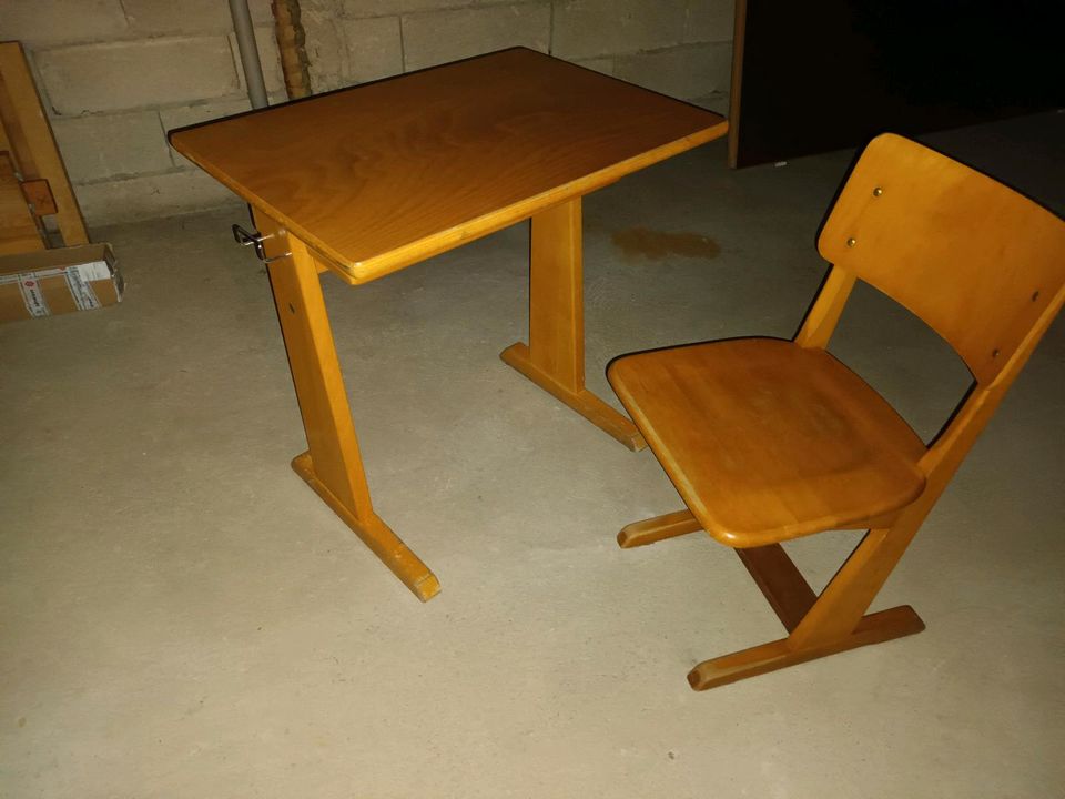 Schul- Schreibtisch und Stuhl in Siegsdorf