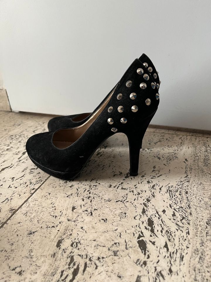 Schwarze Pumps mit Nieten NEU in Düsseldorf