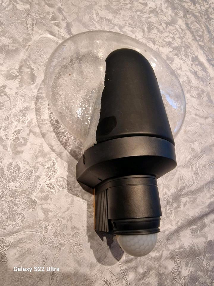 Leuchte mit Bewegungsmelder Aussenlampe Lampe Strom kein Solar in Zühlsdorf