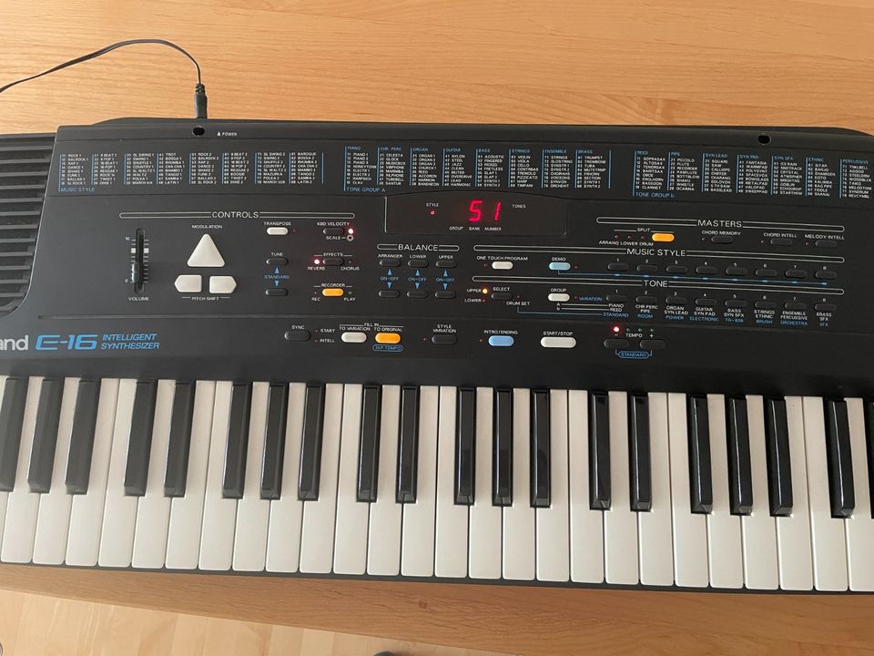 Synthesizer Keybord von Roland E 16 in Walldorf