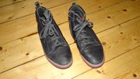 Camper Sneaker high schwarz Leder mit lilafarbener Sohle 38 Sachsen-Anhalt - Halle Vorschau
