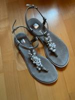 Zehentrenner Sandalen grau mit Perlen und Glitzer Bayern - Weiden (Oberpfalz) Vorschau