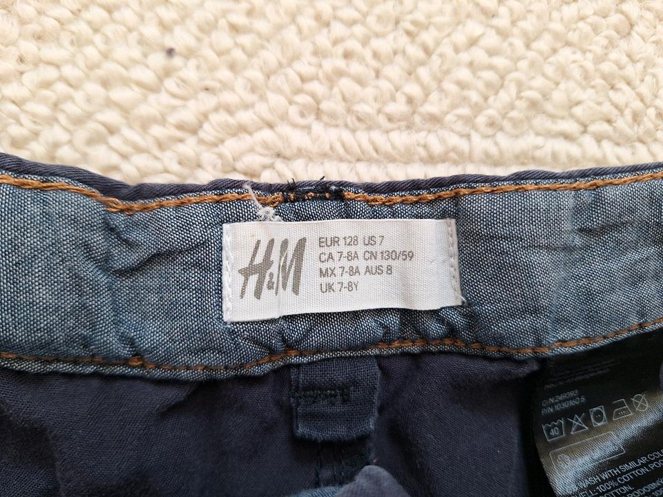 H&M Größe 128: dunkelblaue Shorts in Nürnberg (Mittelfr)