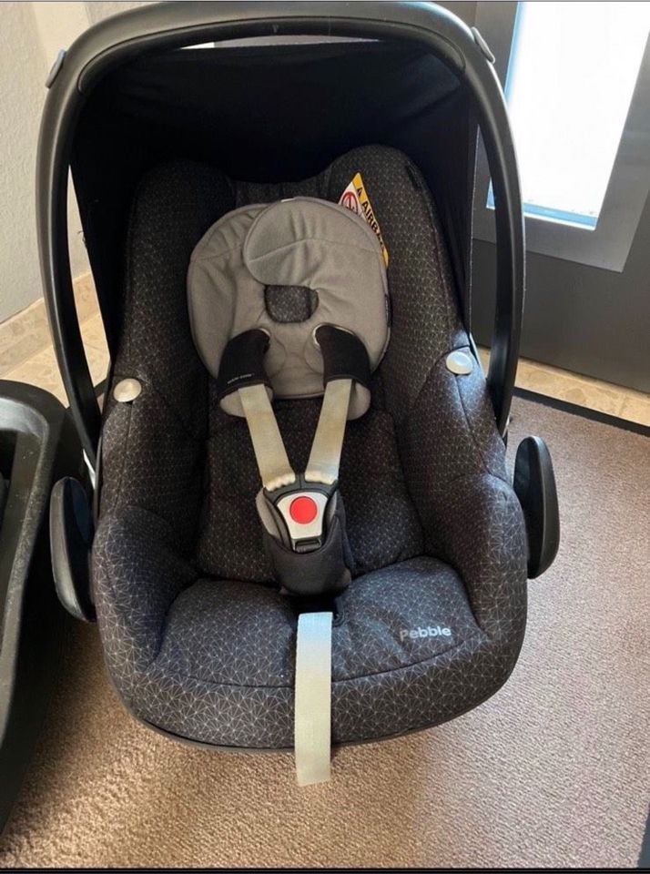 Maxi Cosi Pebble + Family Fix + Neugeboreneneinsatz in Grünhainichen