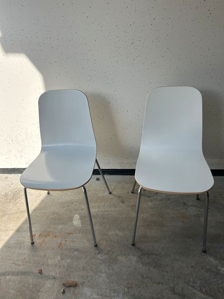 4 weiße Stühle zu verkaufen in Geltendorf