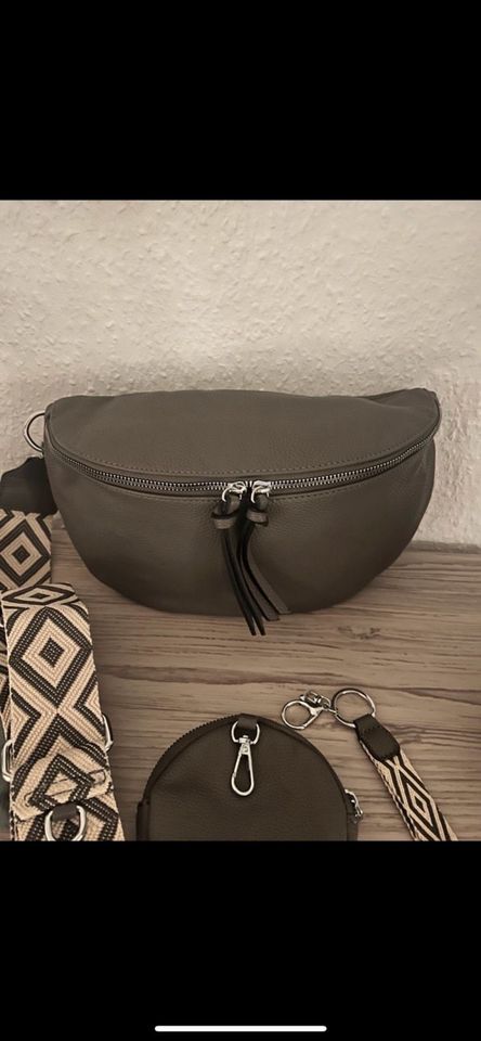 XL Crossbody in grau mit Stoffgurt und 2 Anhänger neu in Essen