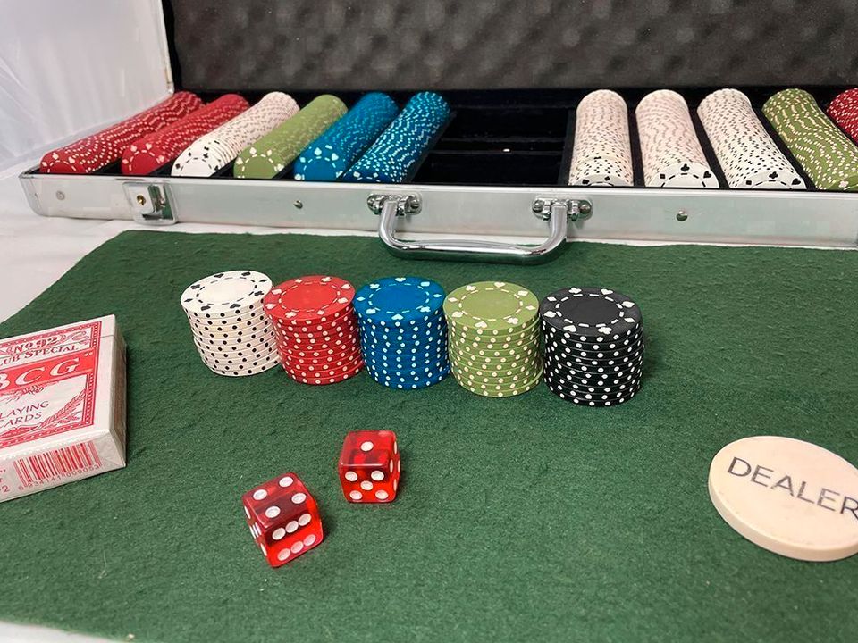 Pokerkoffer aus Aluminium mit 600 Laser-Chips (Metallkern) in Eching (Kr Freising)