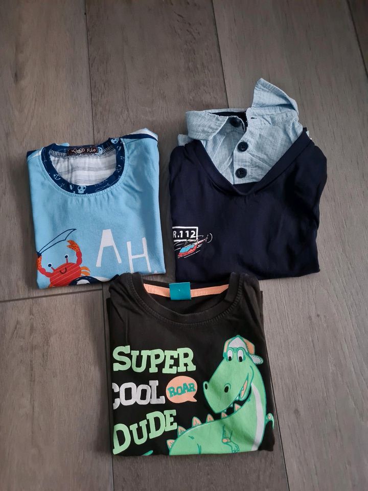 5 Hosen und 3 Tshirts in Größe 98 zusammen für 7 Euro in Biberach an der Riß