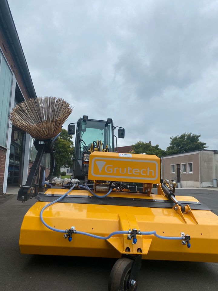 Kehrmaschine Kehrbesen Besen Grutech Garantie in Büdingen