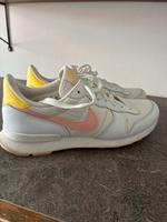 Nike sneaker weiß mit rosa und gelb gr 41 Nordrhein-Westfalen - Höxter Vorschau