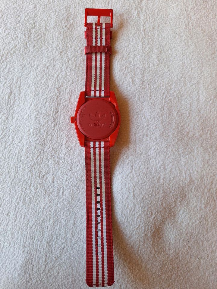 Adidas Originals Armbanduhr rot mit Stoffarmband in Großmehring