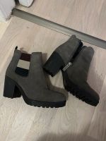 Stiefeletten Tommy Hilfiger Chelsea Boots 38 39 grau wie neu Berlin - Köpenick Vorschau