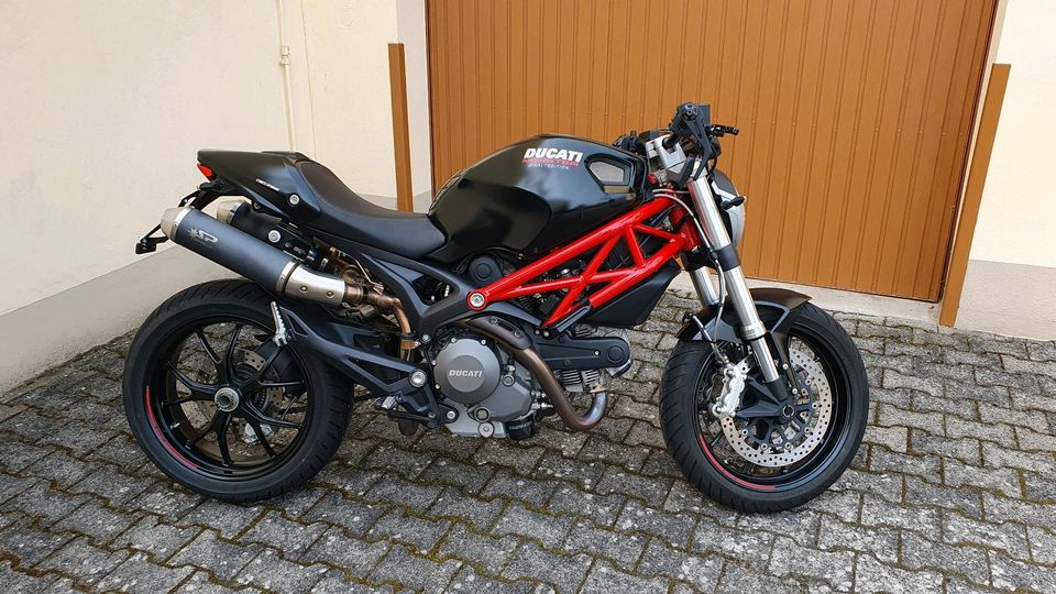 Ducati Monster 796 viele Extras wenig Km EZ 05/15 Unfallfrei in Niedernhausen