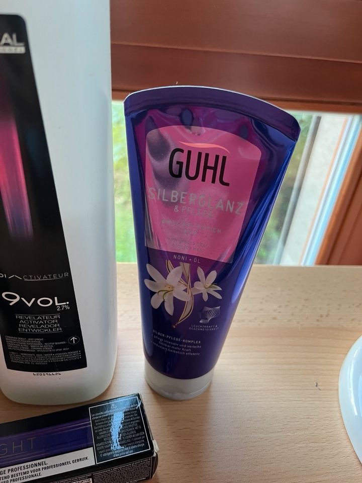 Diverse Produkte für blondiertes Haar (Shampoo, Kur, Haarfarbe) in Mannheim