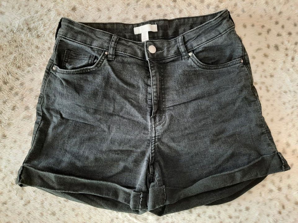 Jeansshorts Shorts Jeans vom H&M für Damen Mädchen Gr. 40 42 in Schwepnitz