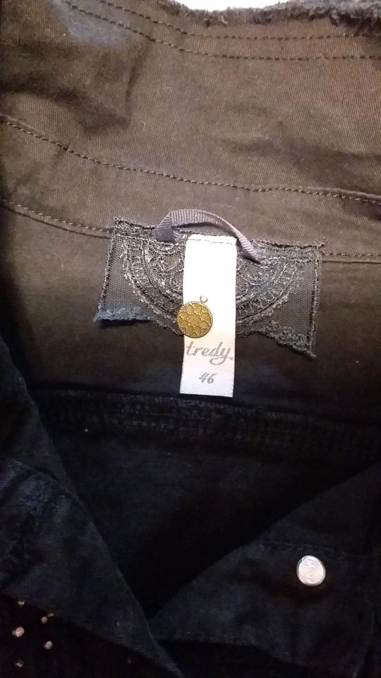 Tredy Jeans Jacke Lochstickerei/Strass Schwarz Kurzarm 46 in Hamburg