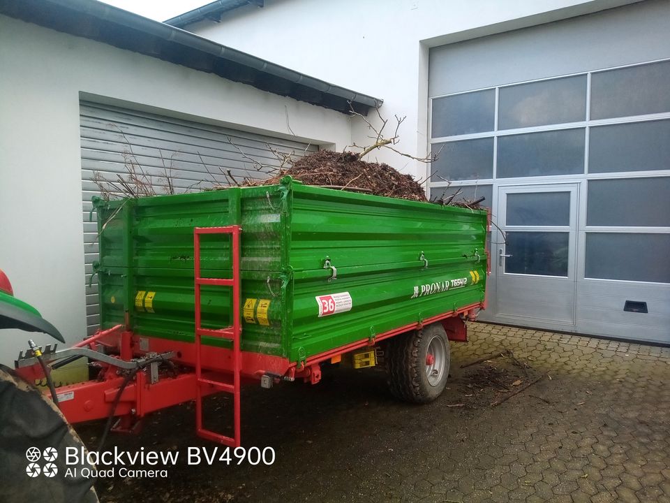 Mutterboden Transporte Rindenmulch Heckenschnitt Traktor Grüngut in Prüm