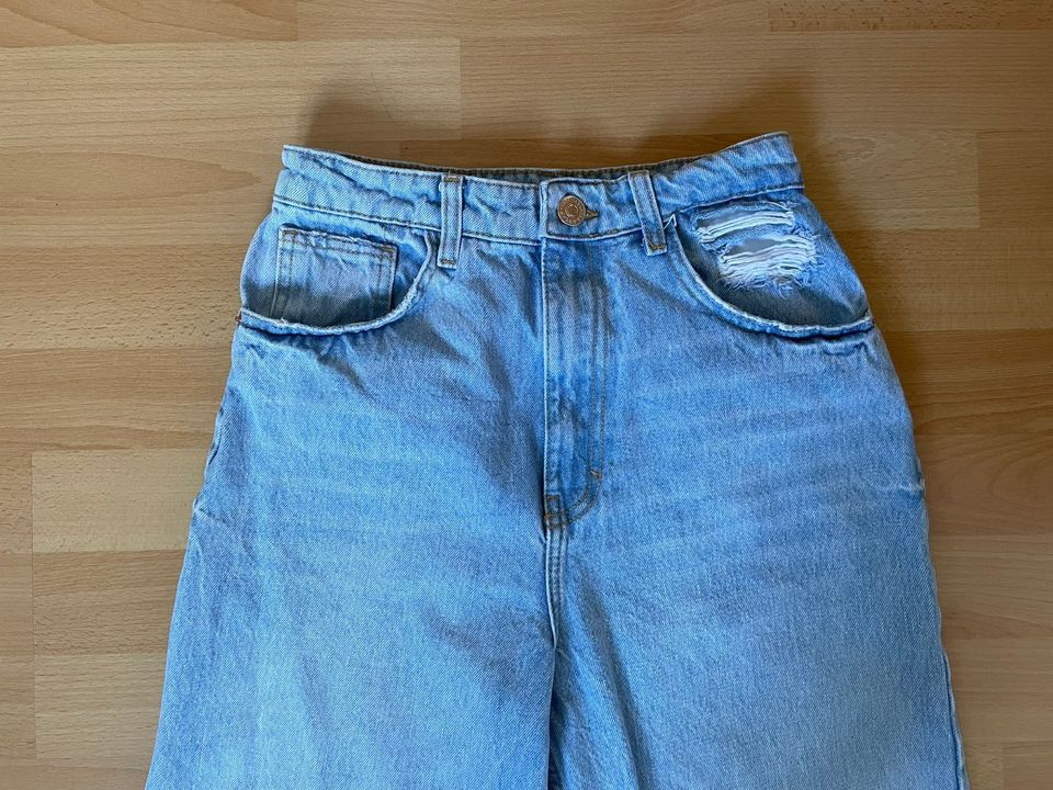 Hellblaue Wide Leg Jeans, distressed, von Pull & Bear, Gr. 34 in Sankt Margarethen