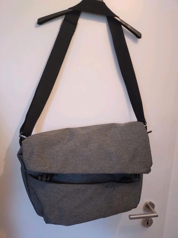 Audi Messenger Bag /Tasche Grau mit 15" Laptop Fach in Lingen (Ems)