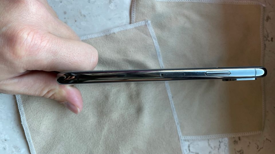 Apple iPhone XS 256GB schwarz inkl. 2 Hüllen und OVP in Reichertshofen