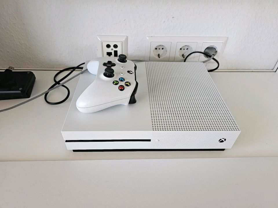 Xbox One S 500GB + Controller + Spiel in Ulm