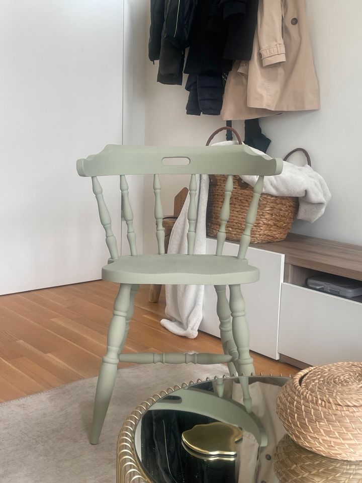 (alter) Stuhl in mintgrün in Hamburg