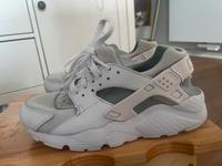 Schuhe Sneaker Turnschuhe Nike weiß 37 5,5 Sachsen - Fraureuth Vorschau