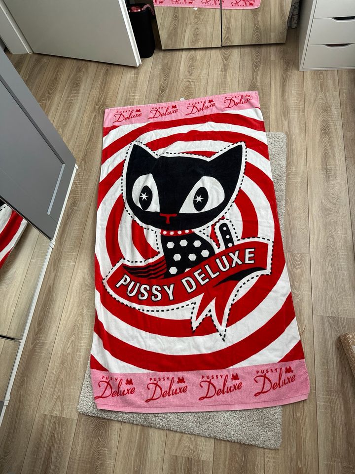 Pussy Deluxe Strandtuch Badetuch  95x165cm in Villingen-Schwenningen